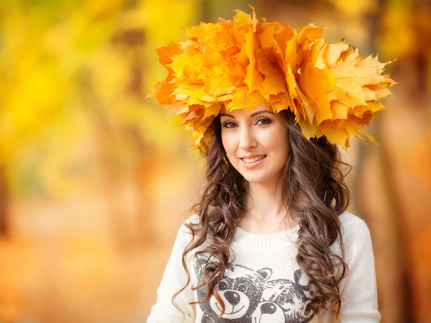 Красивая длинноволосая девушка с венком из желтых листьев на голове