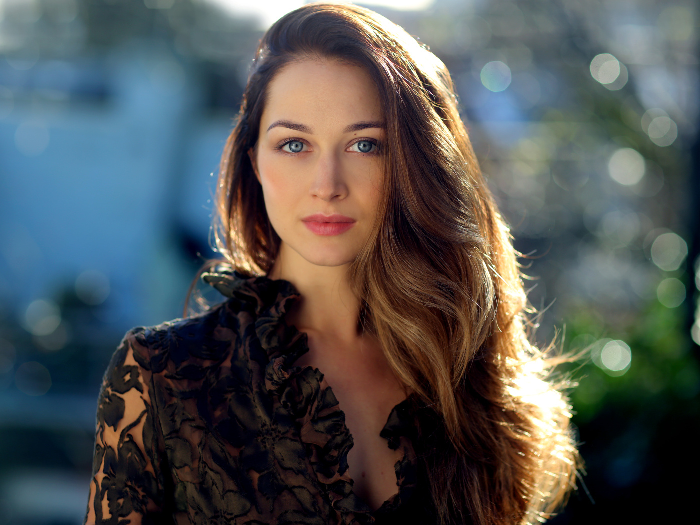 Красивая длинноволосая девушка с голубыми глазами на улице