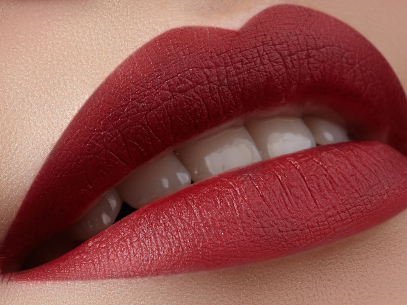 Красивые красные губы девушки 