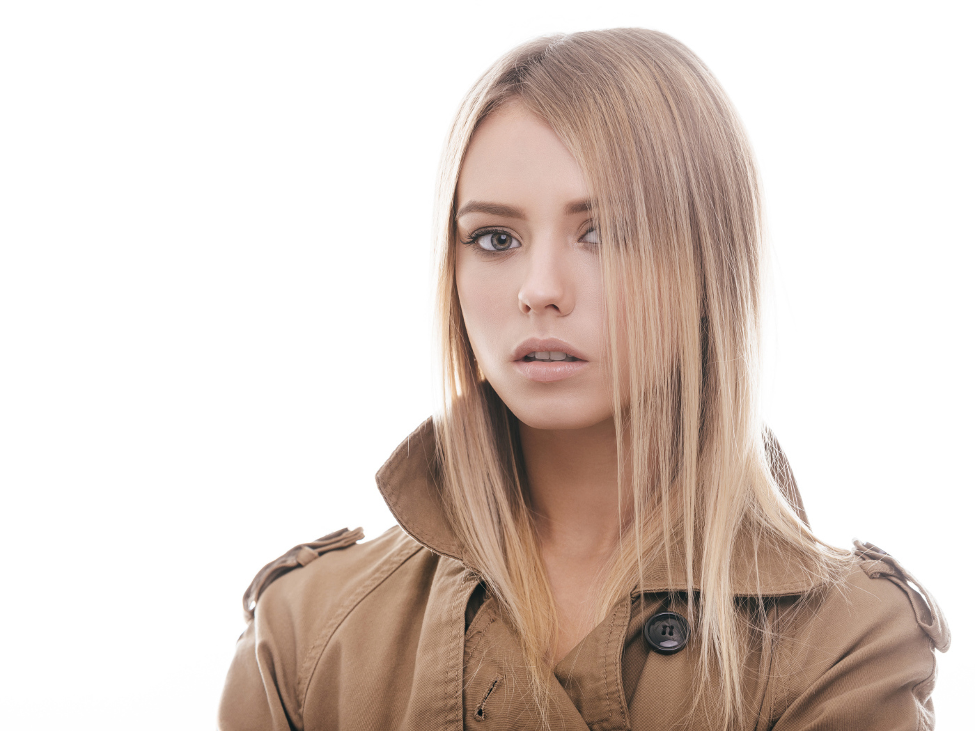 Красивая грустная девушка на белом фоне