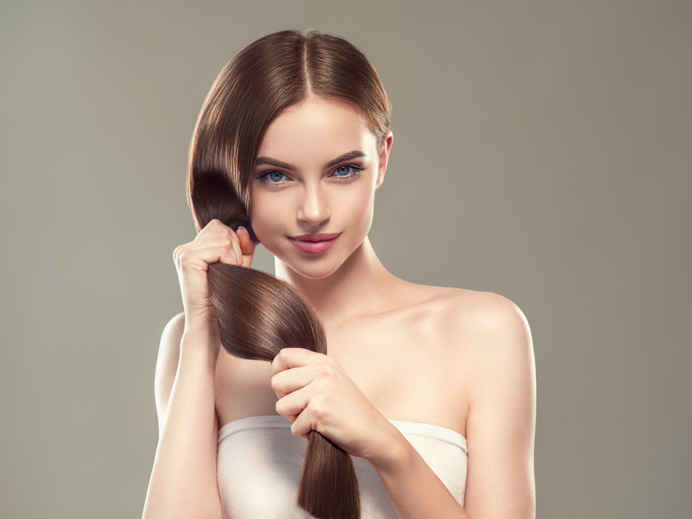 Красивая нежная голубоглазая девушка с длинными волосами