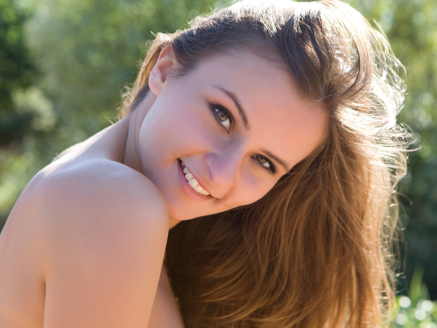 Красивая нежная девушка с очаровательной улыбкой 