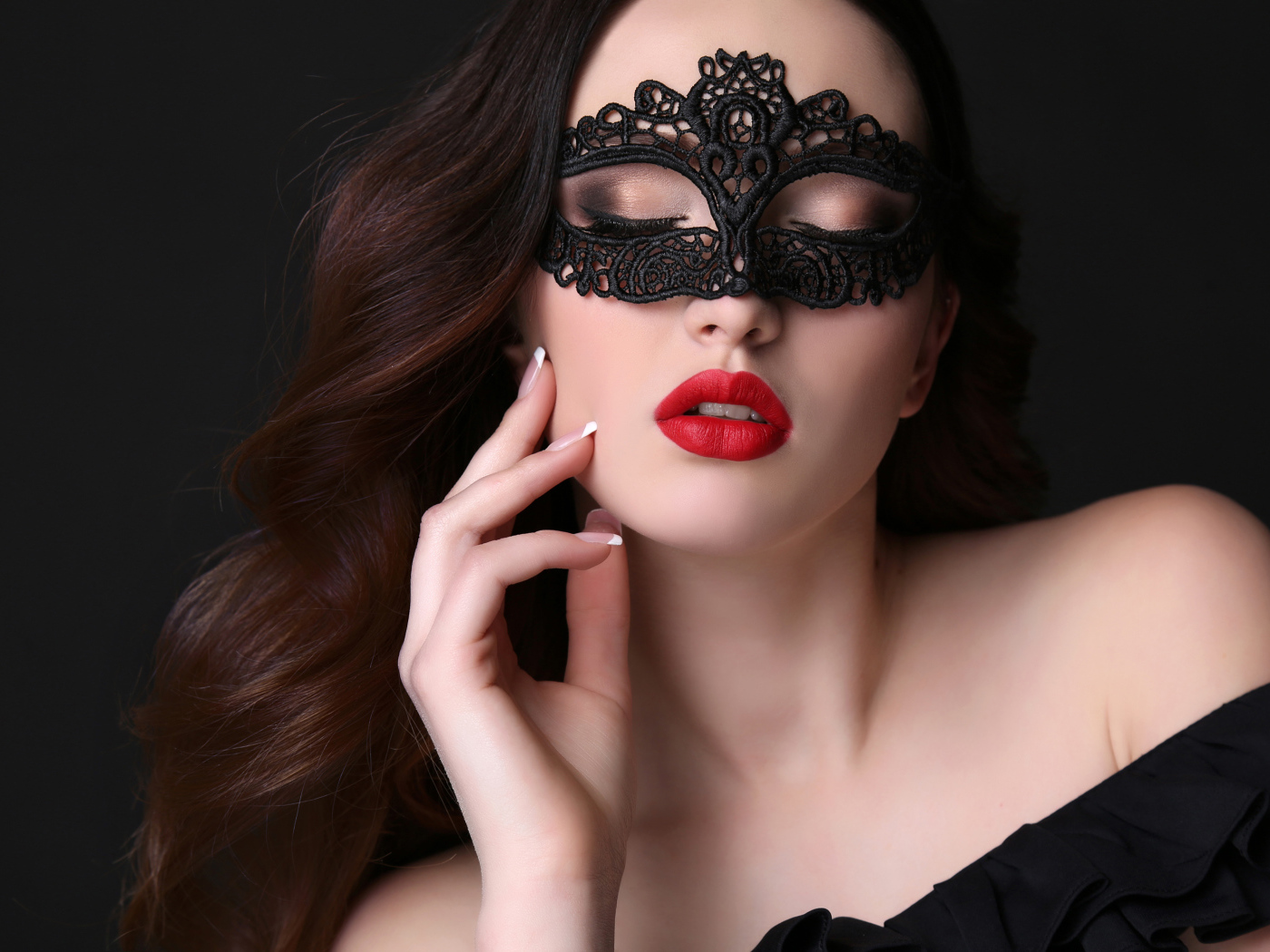 Красивая нежная длинноволосая девушка с черной маской на лице