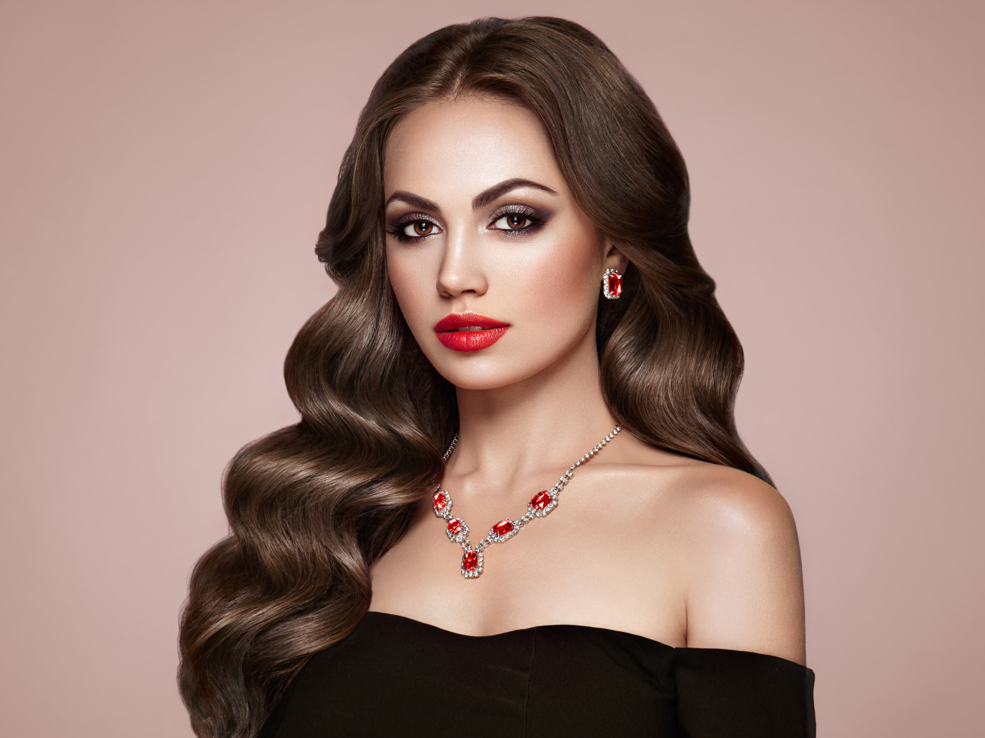 Яркая красивая девушка с украшениями на розовом фоне