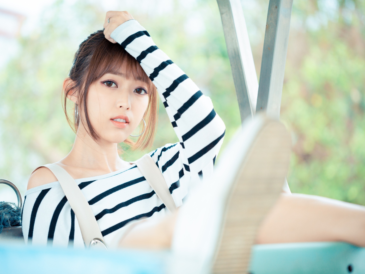 Кареглазая девушка азиатка в полосатом свитере