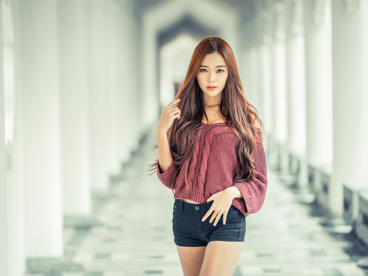 Милая девушка азиатка в коротких шортах 