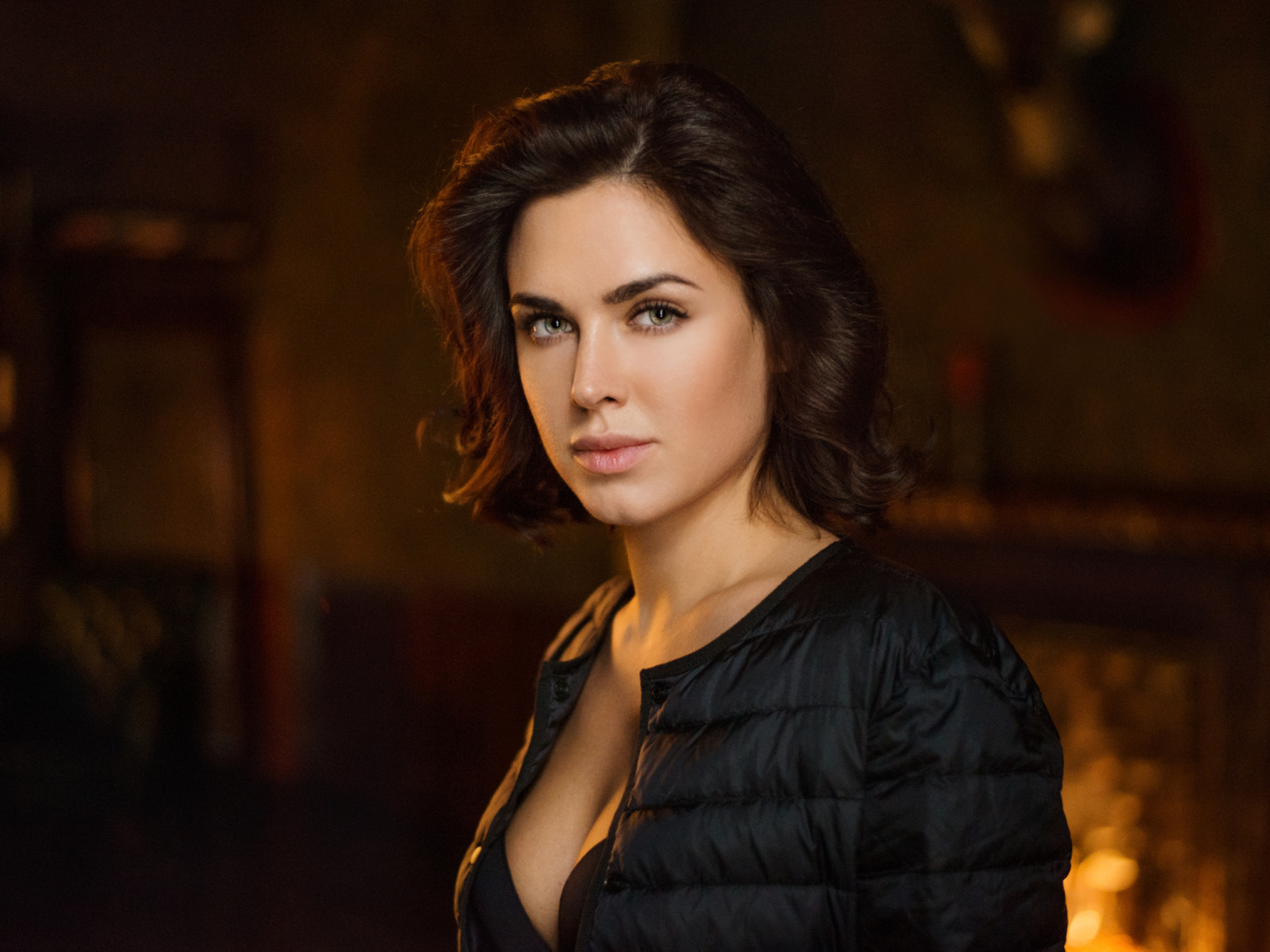 Девушка с короткой стрижкой в черной куртке