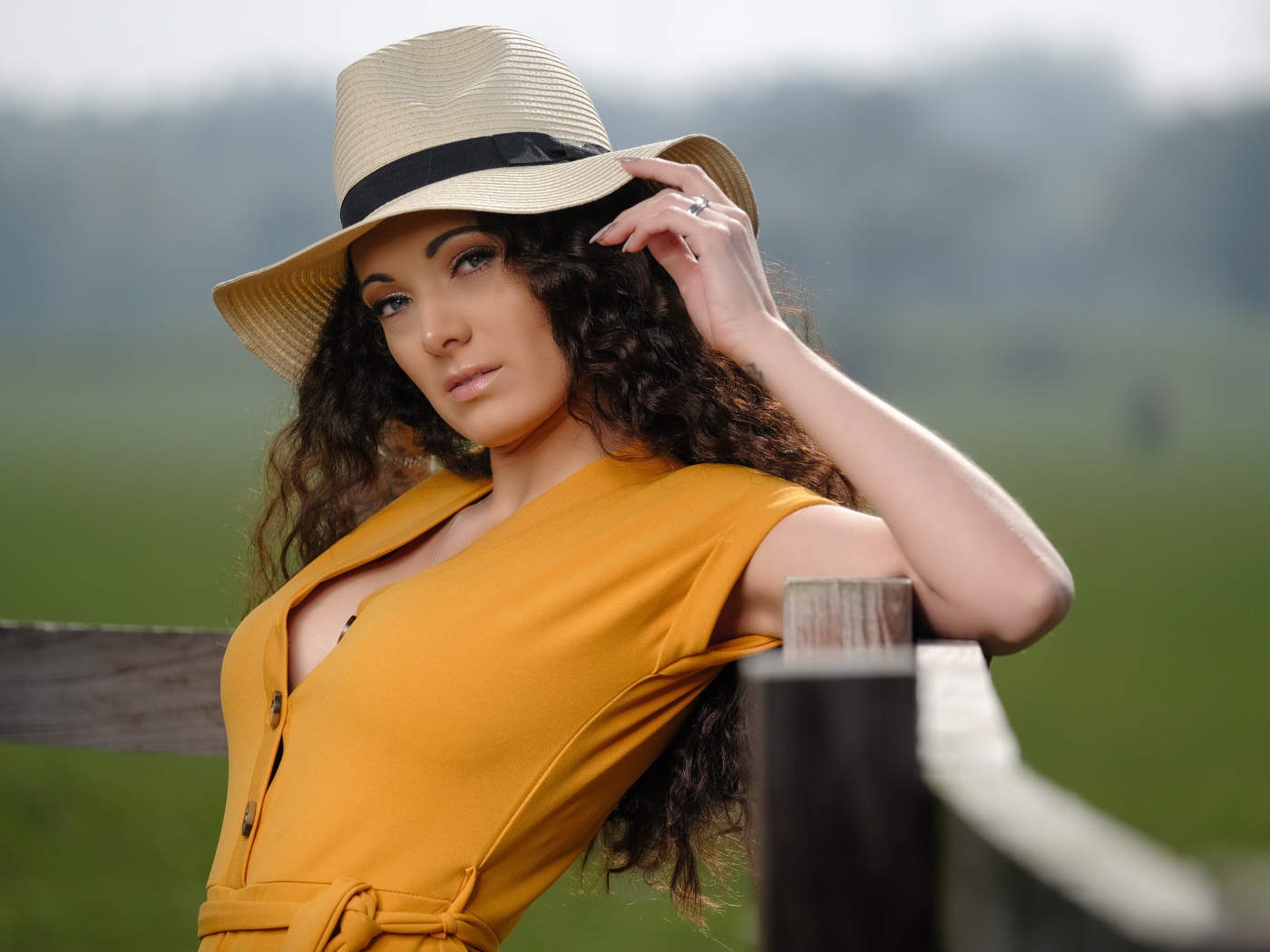 Длинноволосая шатенка в большой шляпе 