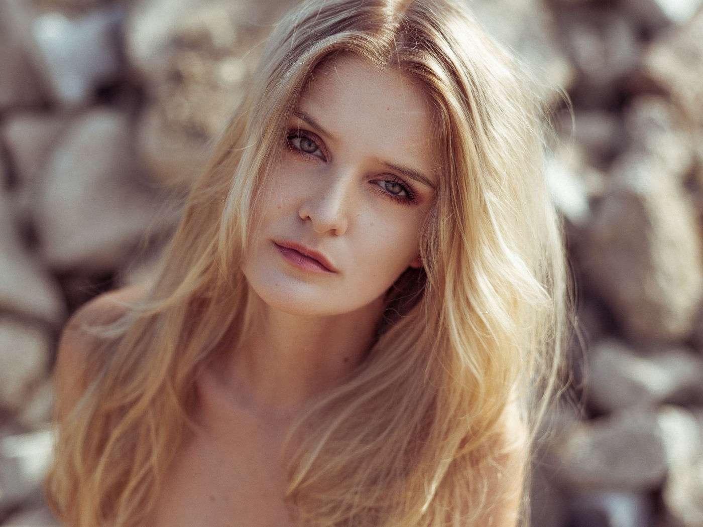 Длинноволосая блондинка крупным планом