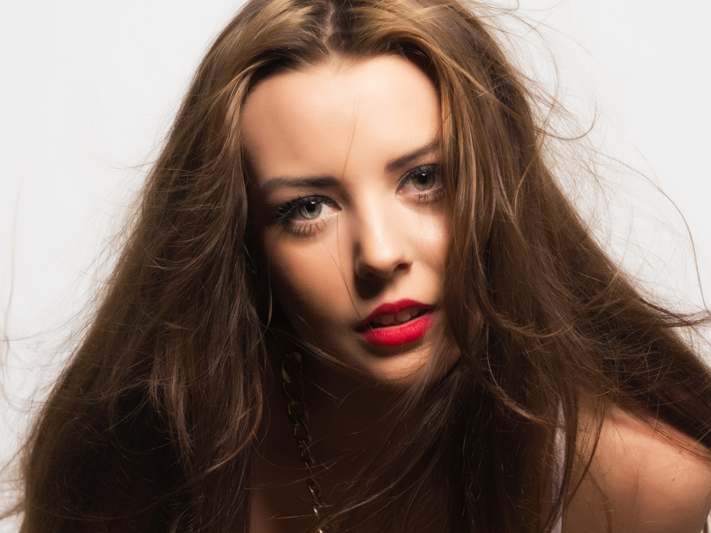 Длинноволосая шатенка с накрашенными губами