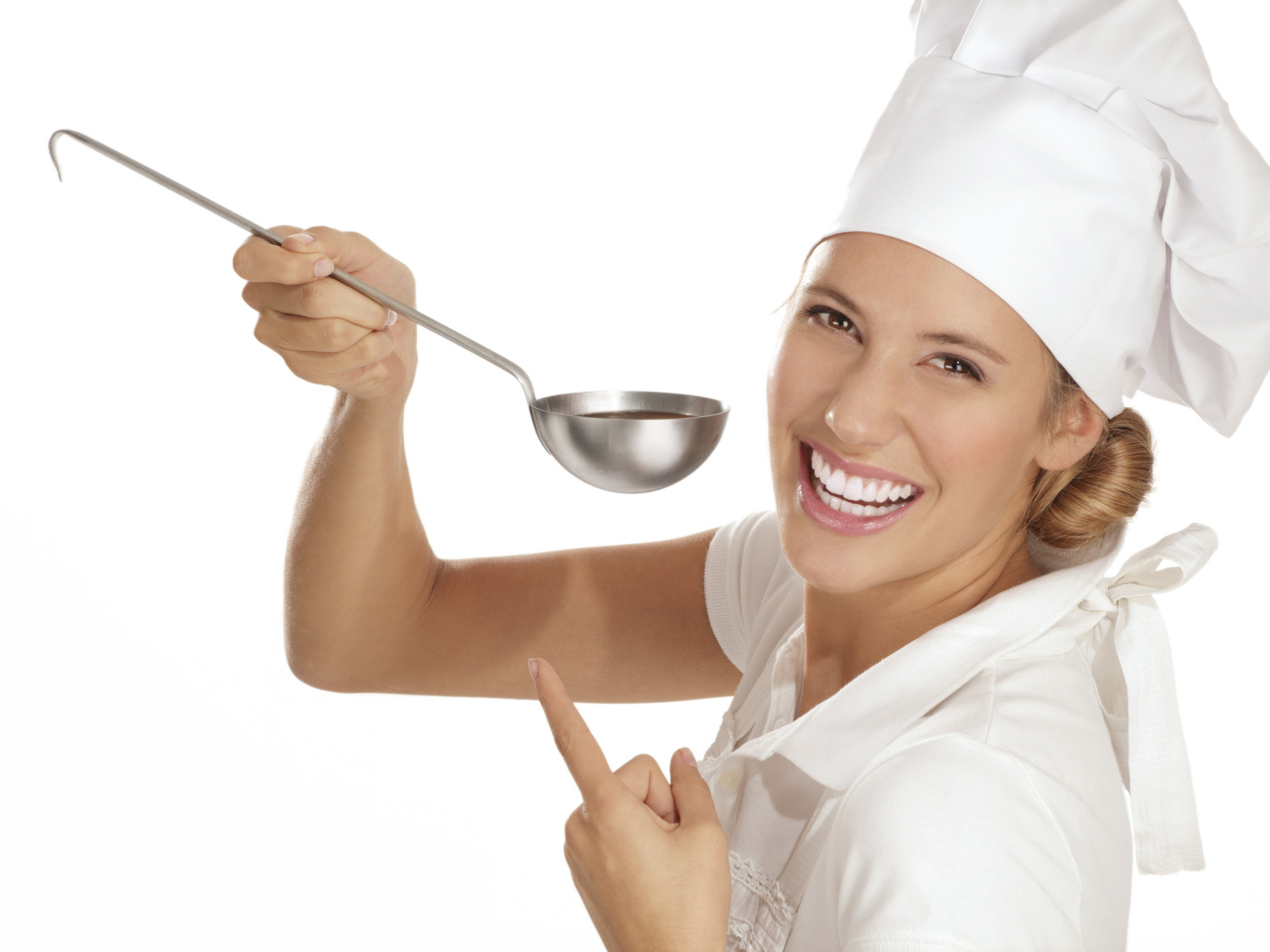Улыбающаяся девушка в костюме повара с половником