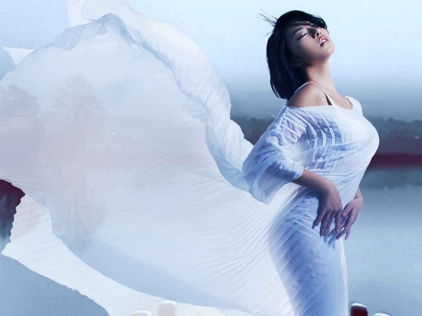 Стильная девушка азиатка в красивом белом платье 