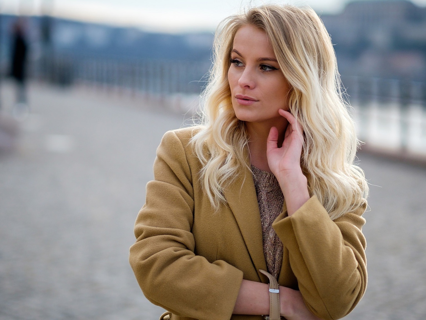 Стильная блондинка в пальто 