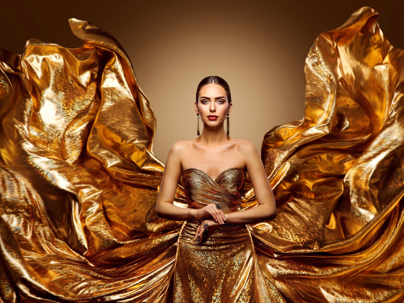 Стильная девушка в красивом золотом платье 