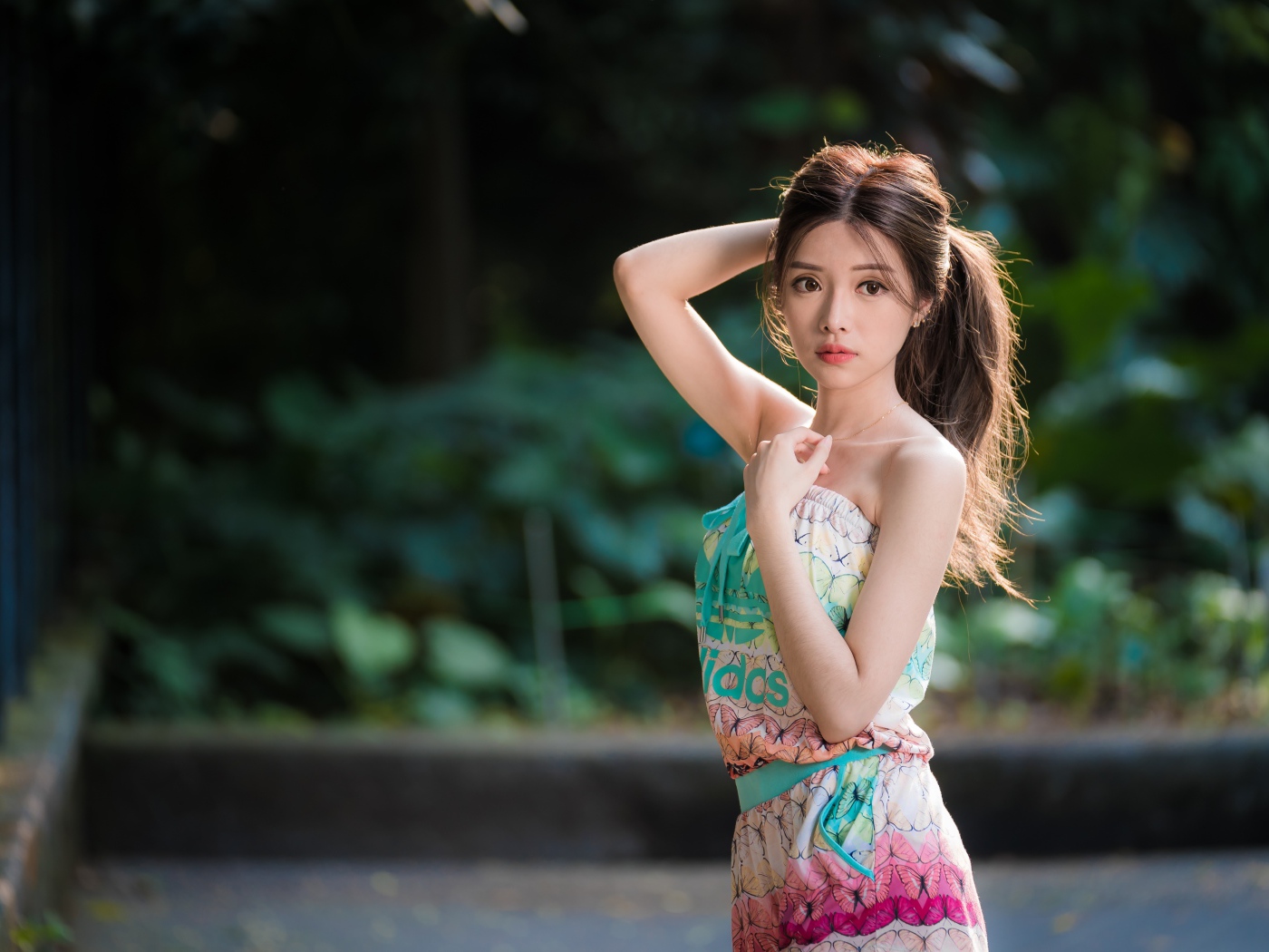 Молодая красивая девушка с рукой в волосах