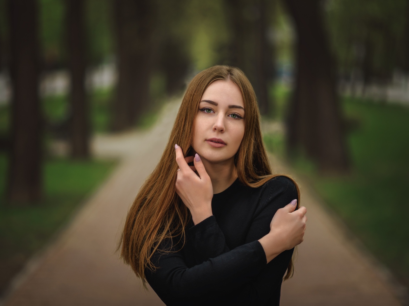 Молодая девушка в черном наряде в парке