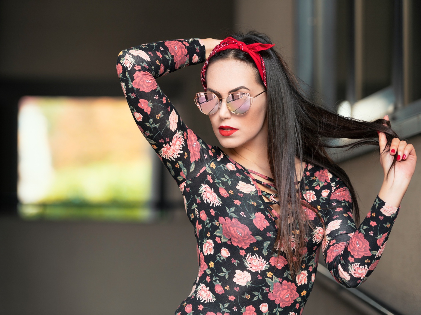 Молодая девушка в очках с платком в волосах 