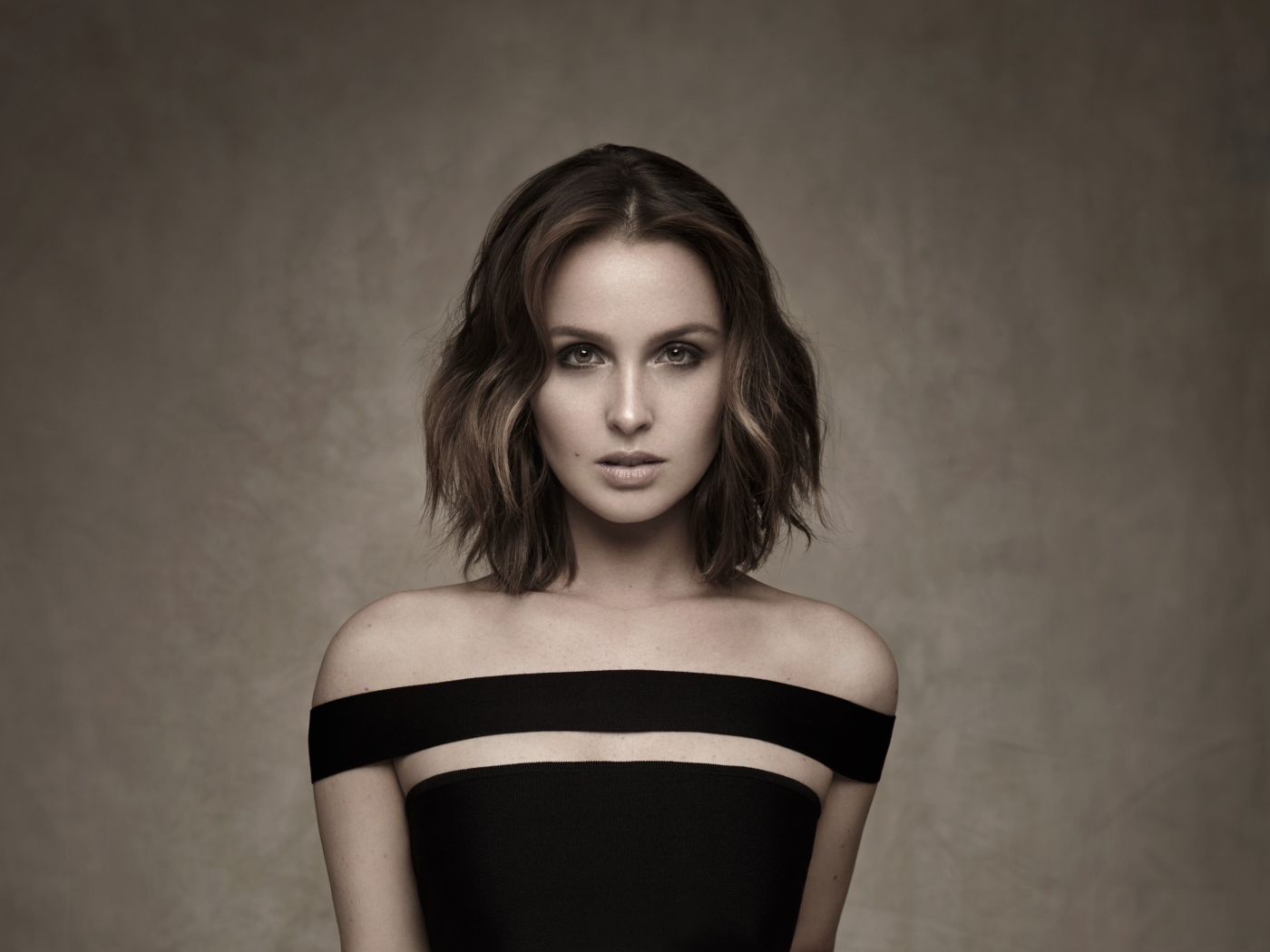 Молодая девушка модель на фоне стены