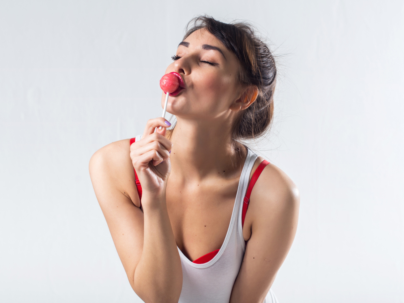 Молодая девушка с конфетой на палочке