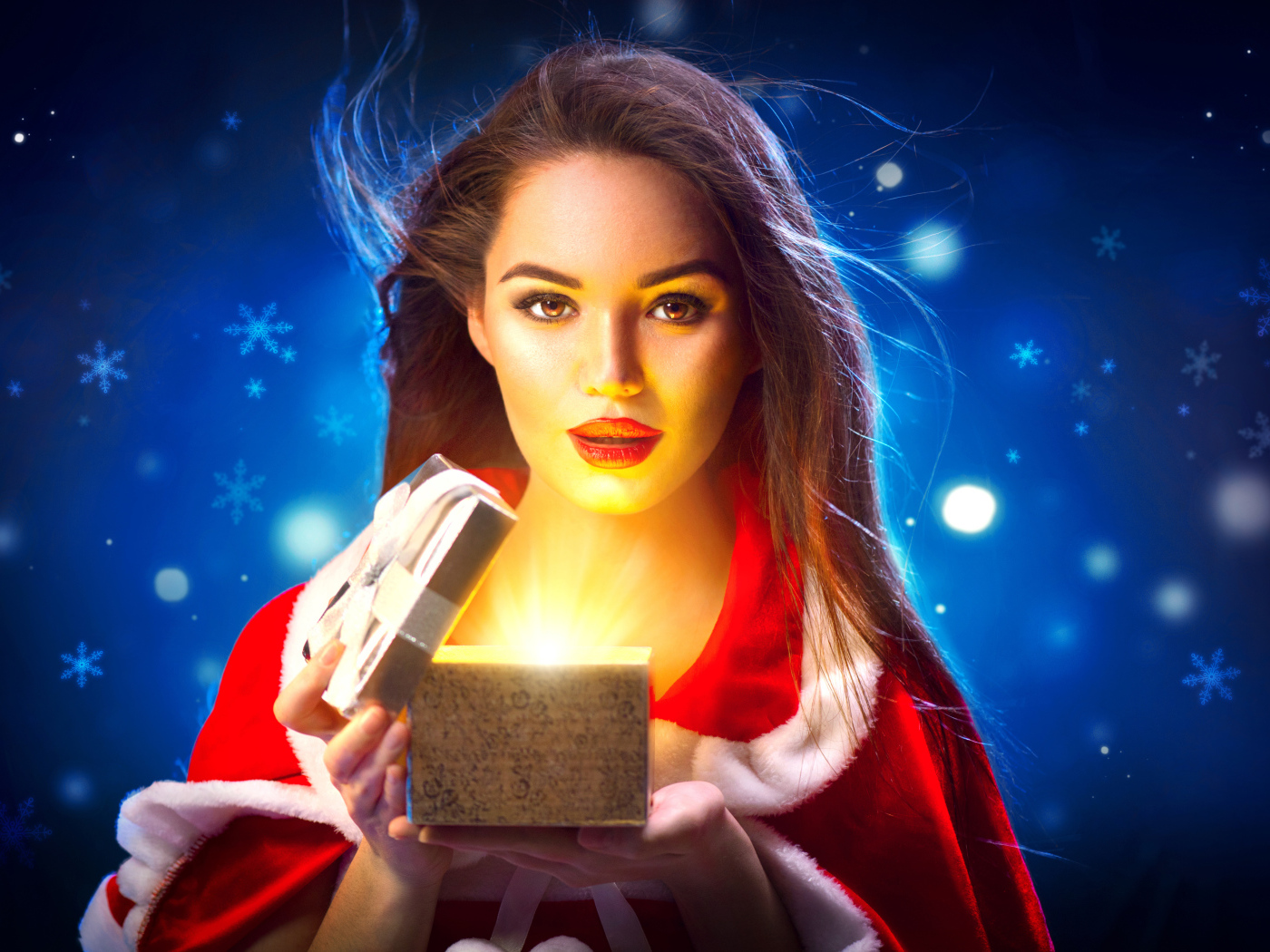 Красивая девушка открывает коробку с подарком на новый год 