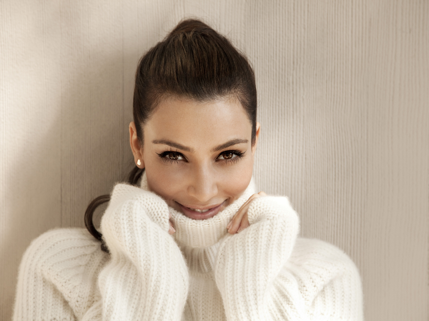 Актриса, фотомодель Ким Кардашьян в в белом свитере