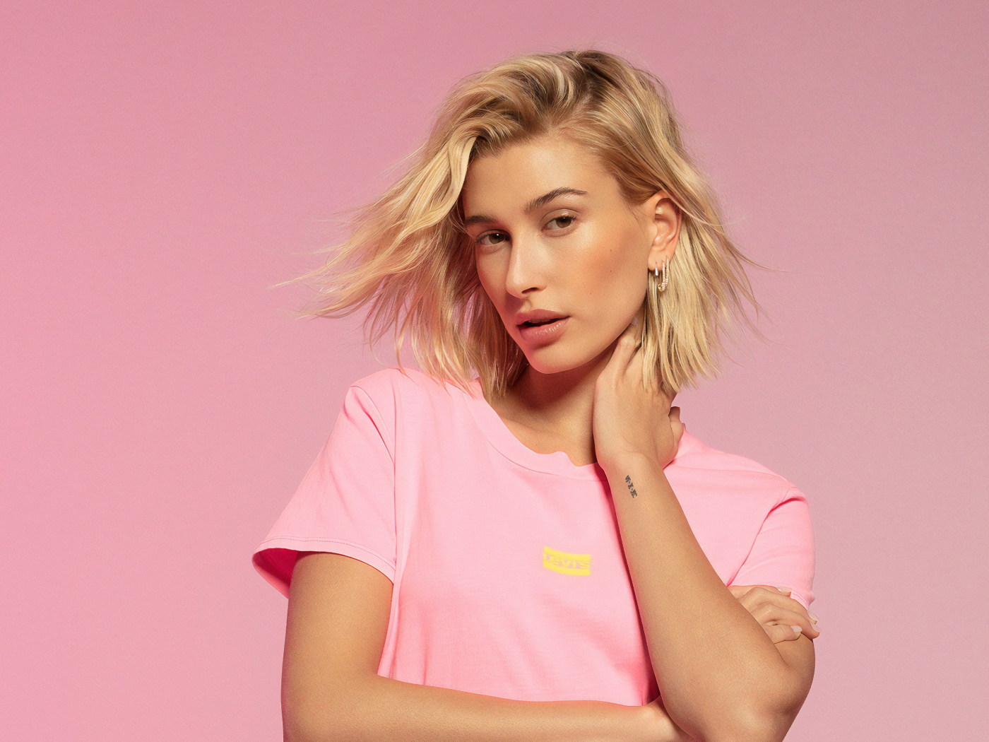 Красивая блондинка, модель Хейли Болдуин на розовом фоне