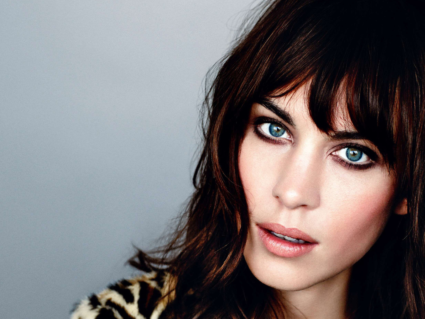 Голубоглазая девушка модель Алекса Чанг лицо крупным планом