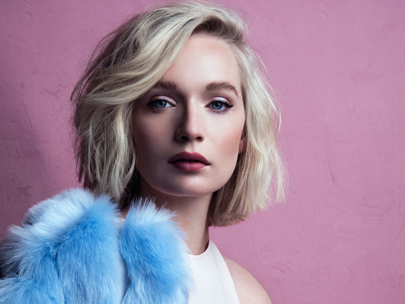 Ярка голубоглазая девушка модель на розовом фоне