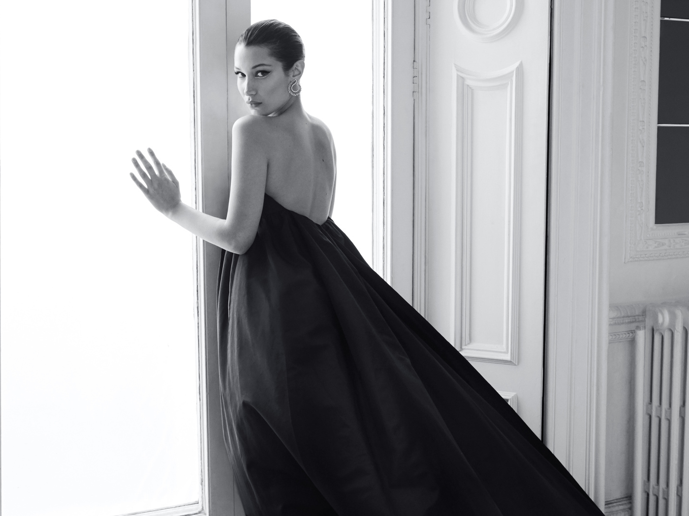 Модель Белла Хадид в черном платье у окна 