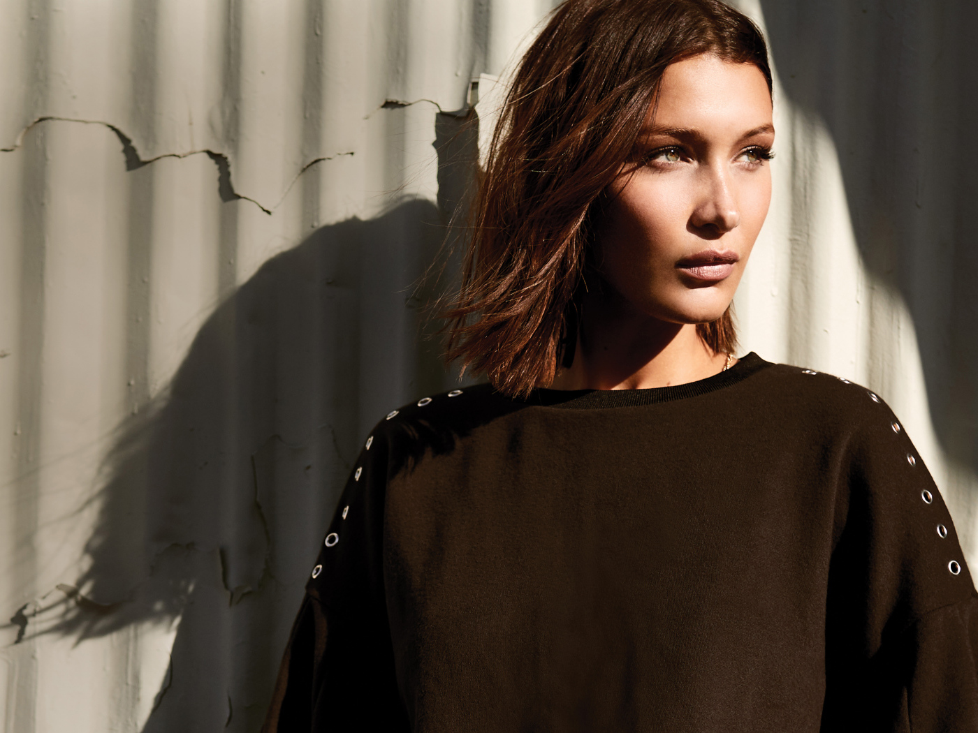 Модель Белла Хадид позирует у стены