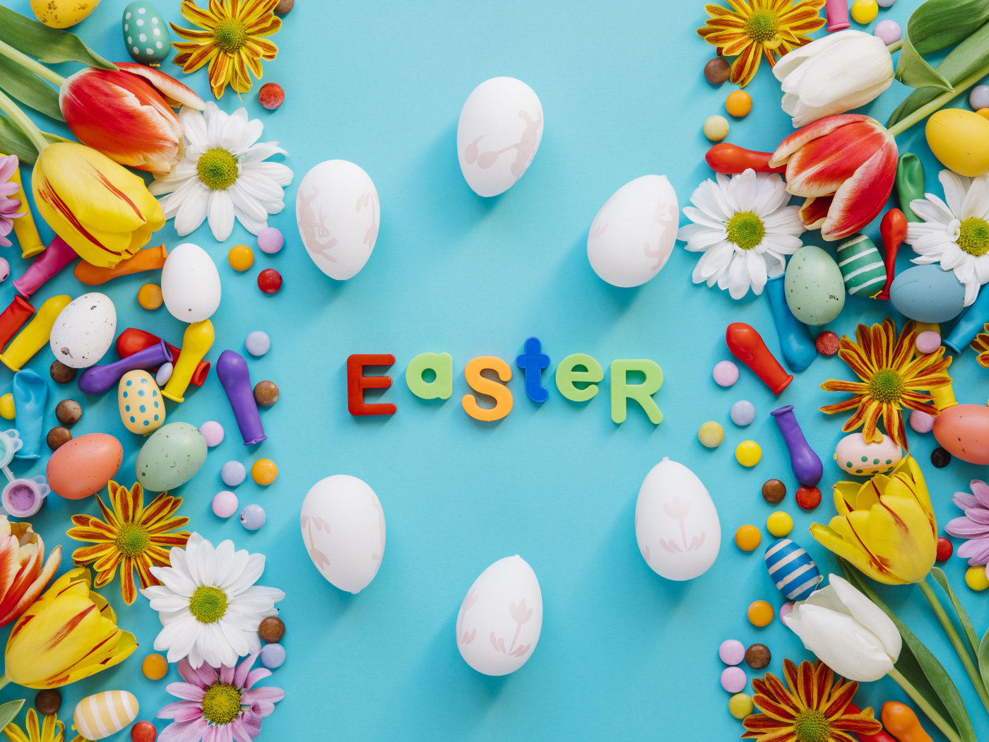 Надпись Пасха на английском на голубом фоне с конфетами и яйцами