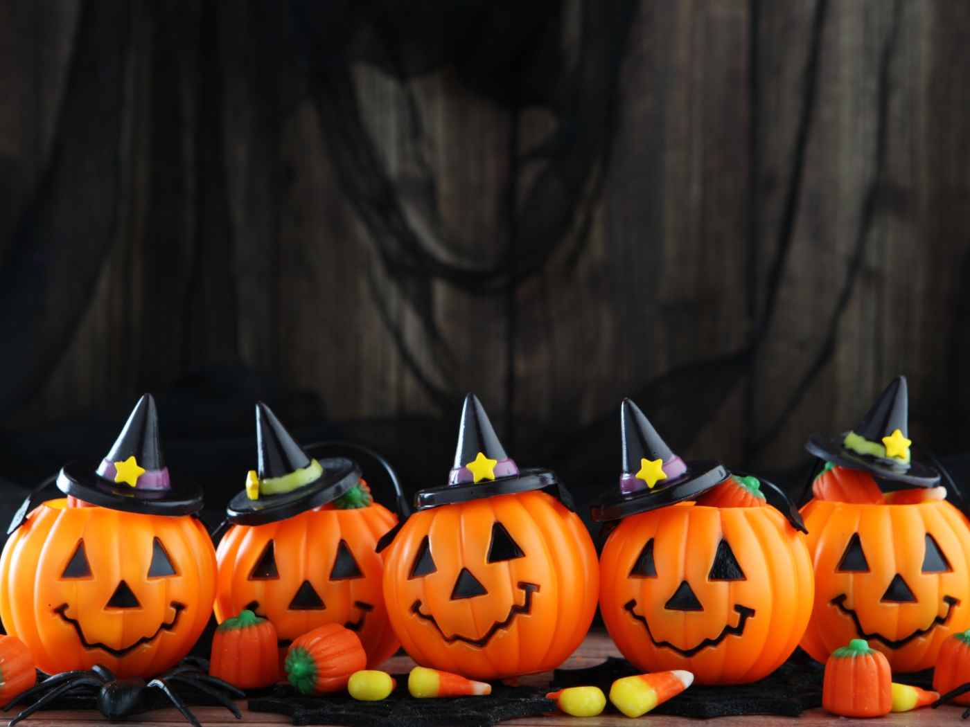 Забавные тыквы в черных шляпах на праздник Хэллоуин 