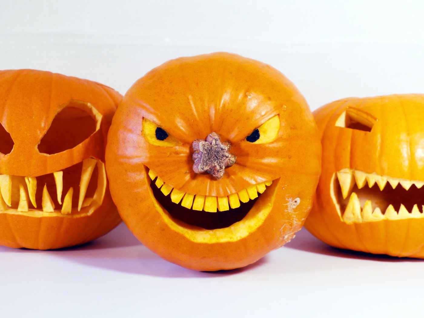 Зловещие тыквы на белом фоне на Хэллоуин 