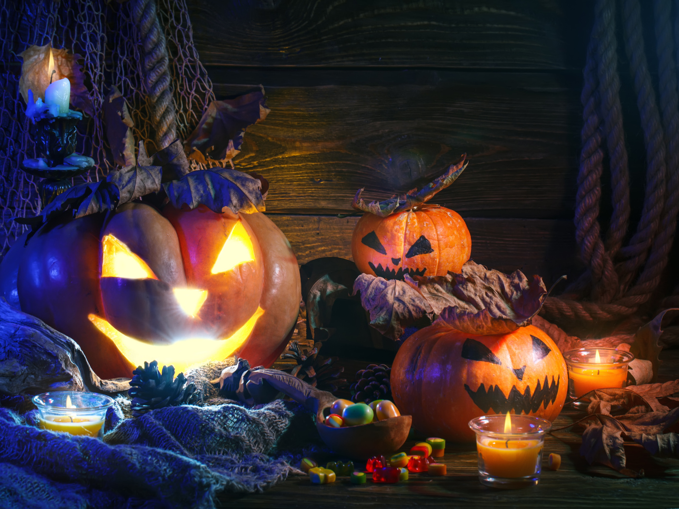 Зловещие тыквы на столе со сладостями на праздник Хэллоуин 