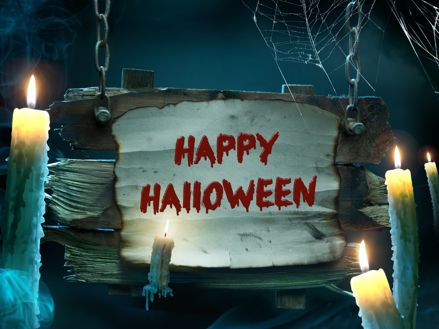 Страшная надпись Счастливого Хэллоуина на деревянной табличке со свечами