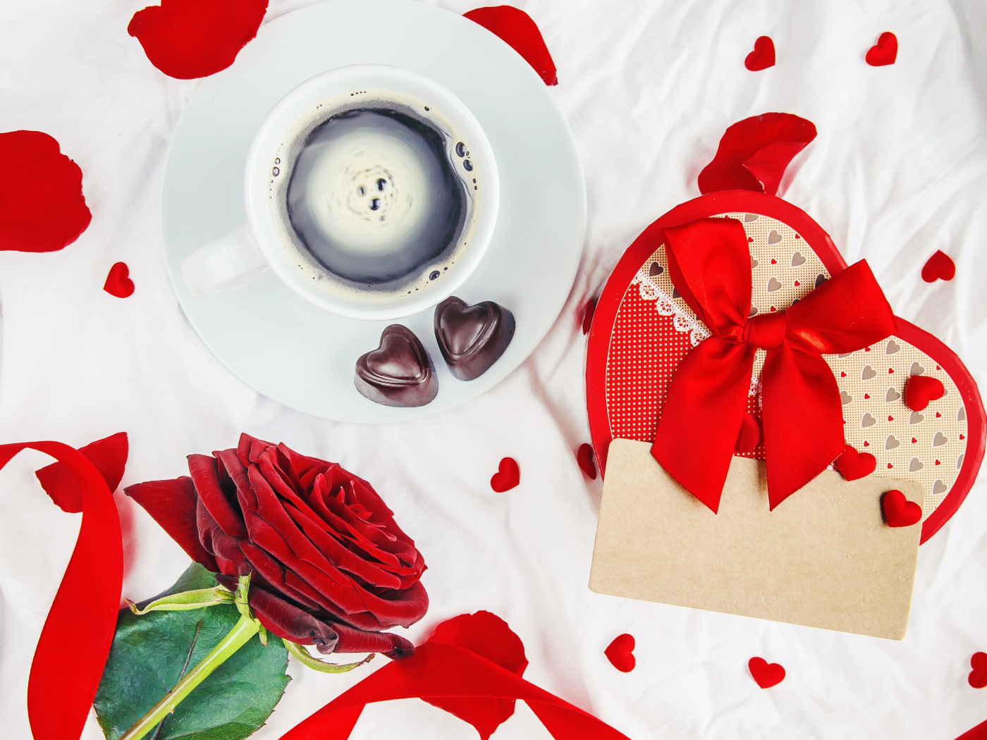 Чашка кофе на столе с коробкой в форме сердца и красной розой для любимой
