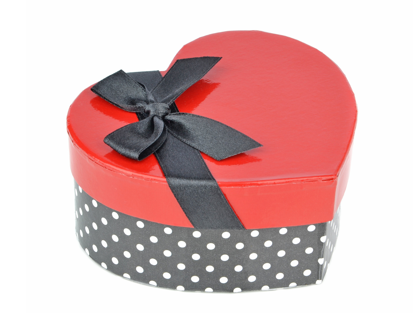 Красивая коробка в форме сердца с черным бантом на белом фоне