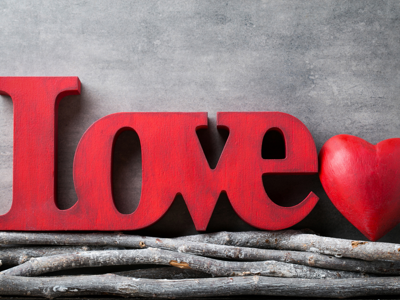 Большая надпись любовь на английском на фоне серой стены 