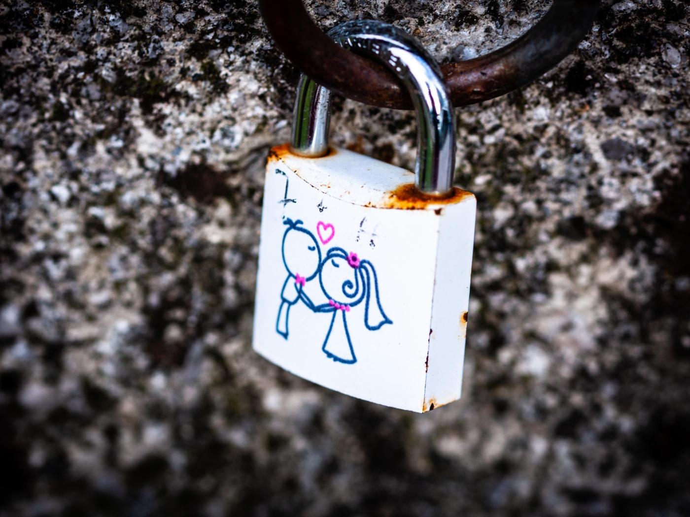 Замок влюбленных у стены 