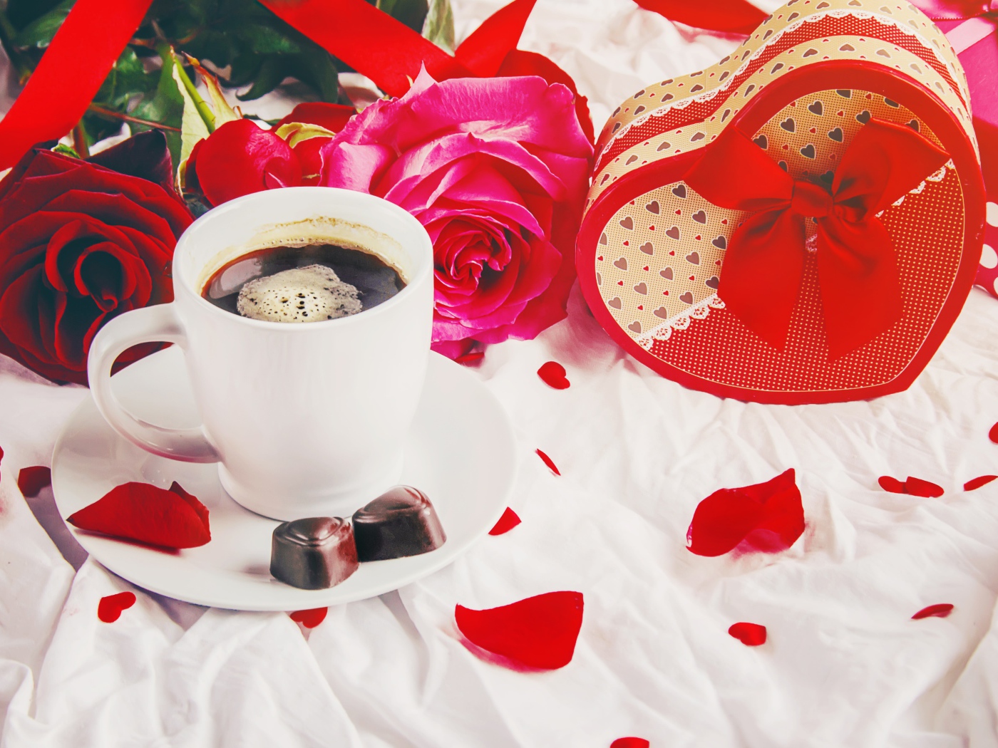 Коробка в форме сердца на белой ткани с чашкой кофе и розами