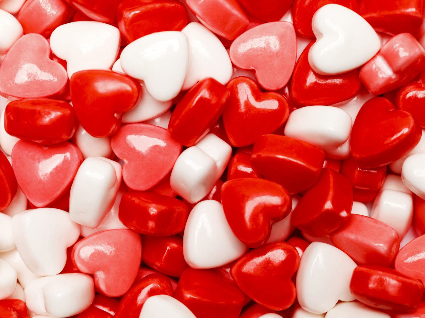 Много разноцветных конфет в форме сердца крупным планом