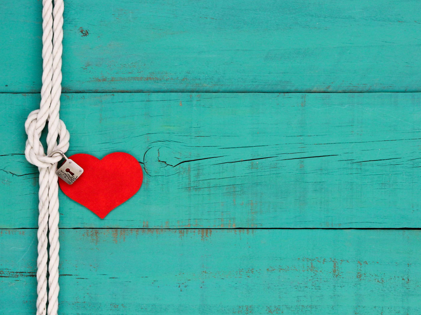 Красное сердечко на веревке с замком на голубом фоне