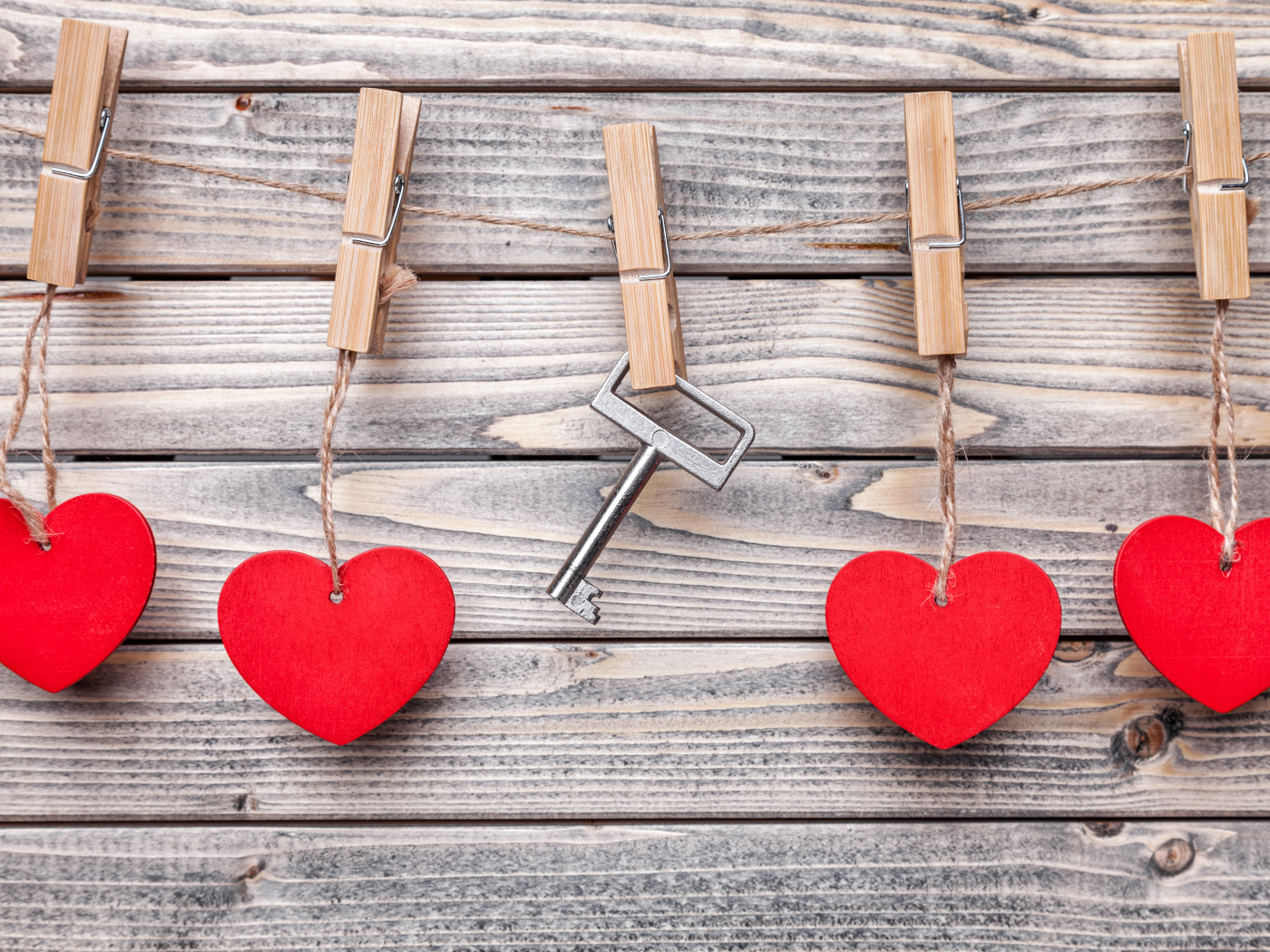 Красные сердечки на нитках на прищепках с ключом 