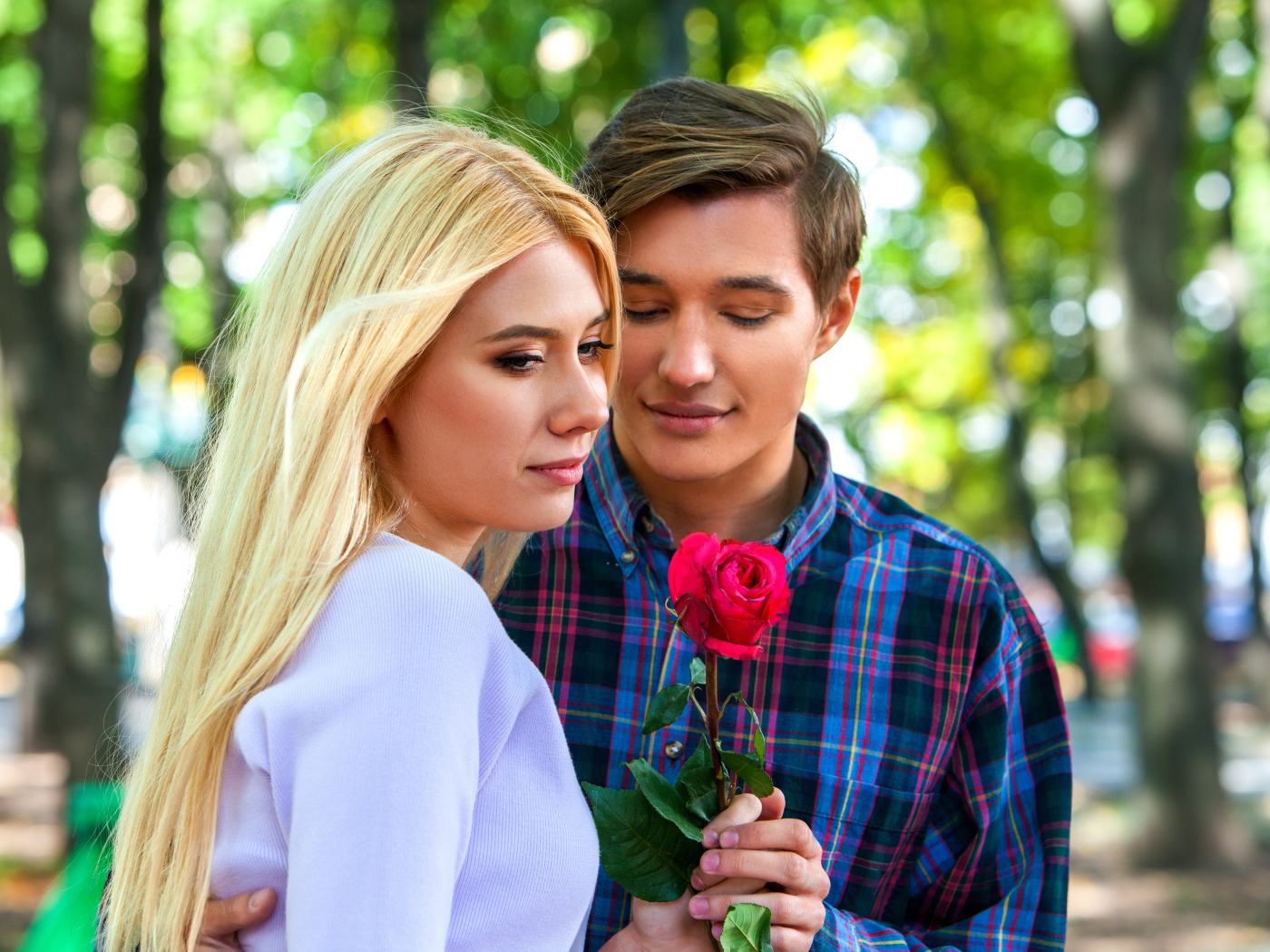 Влюбленный парень дарит девушке розу 