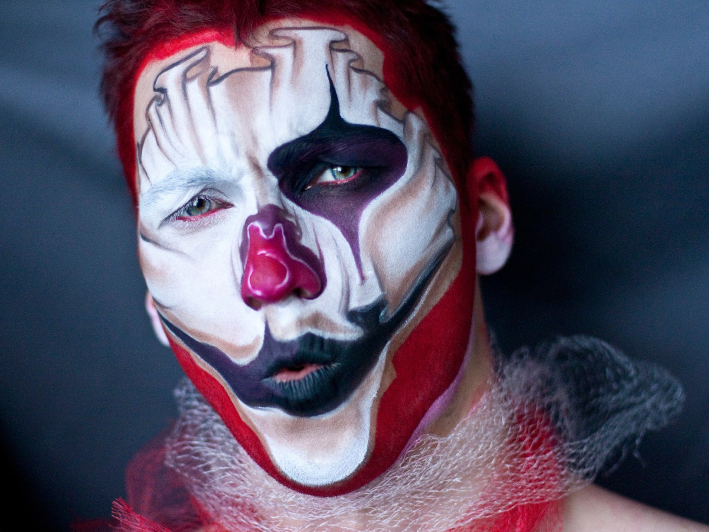 Парень с гримом на лице крупным планом