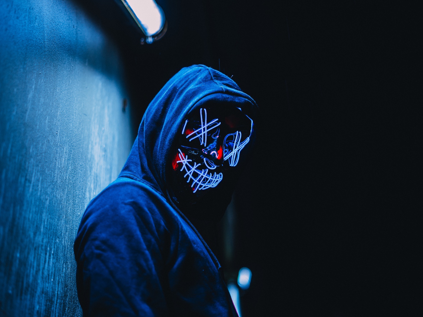 Парень в худи с маской на лице 