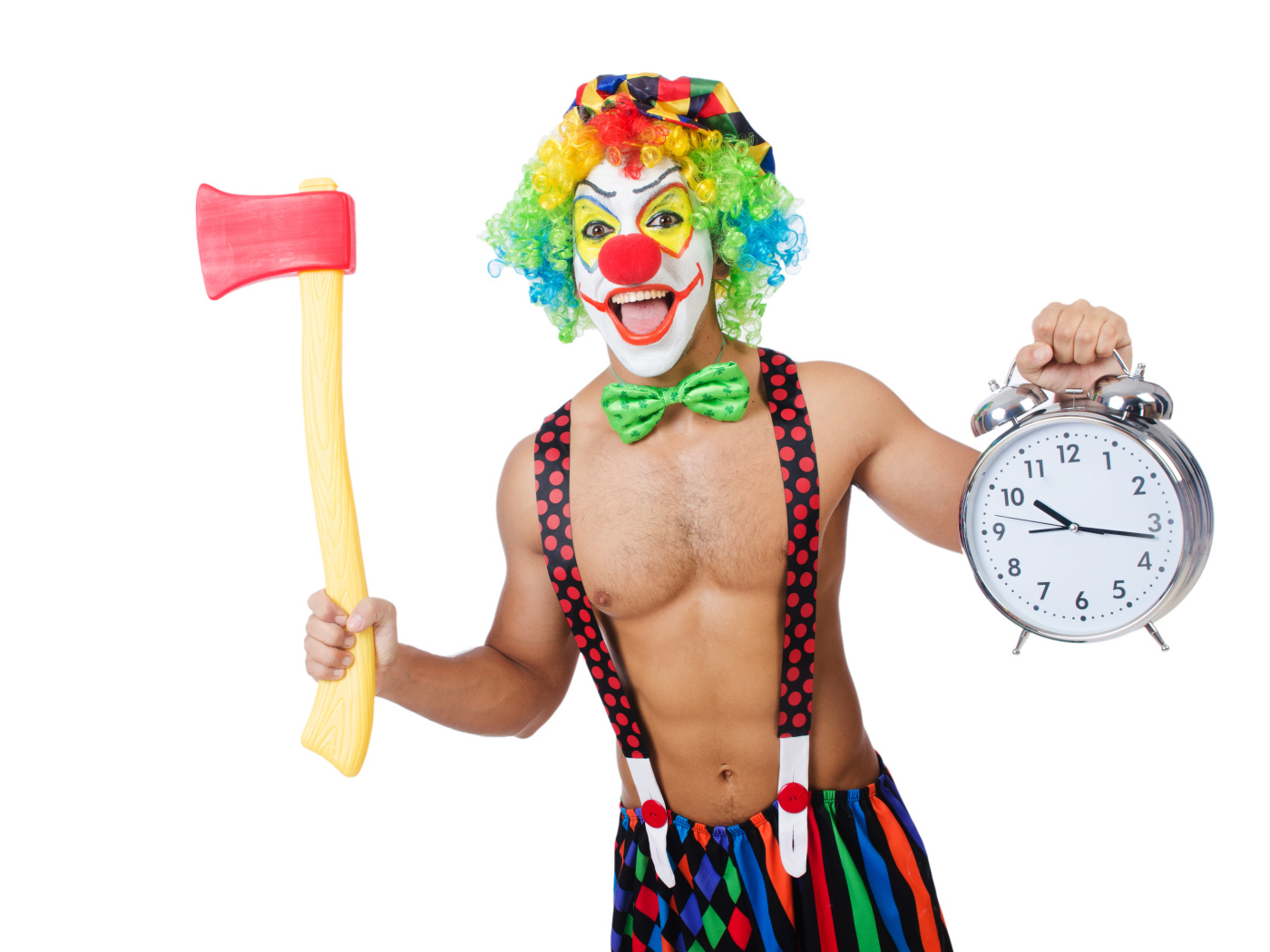 Мужчина  в костюме клоуна с топором и часами в руке на белом фоне