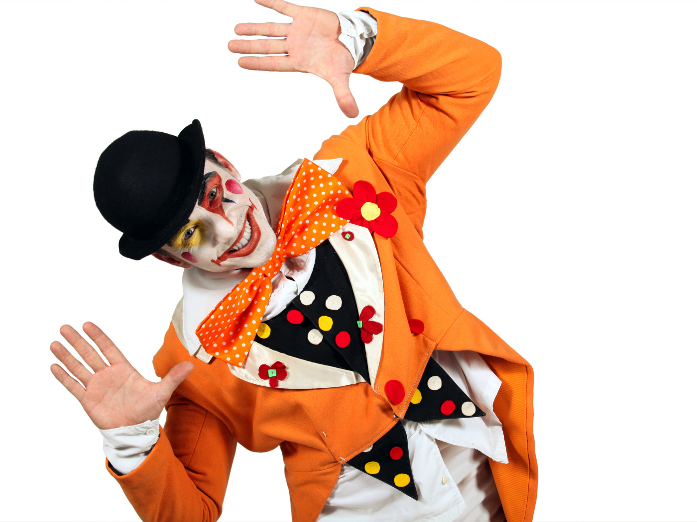 Улыбающийся мужчина клоун на белом фоне 