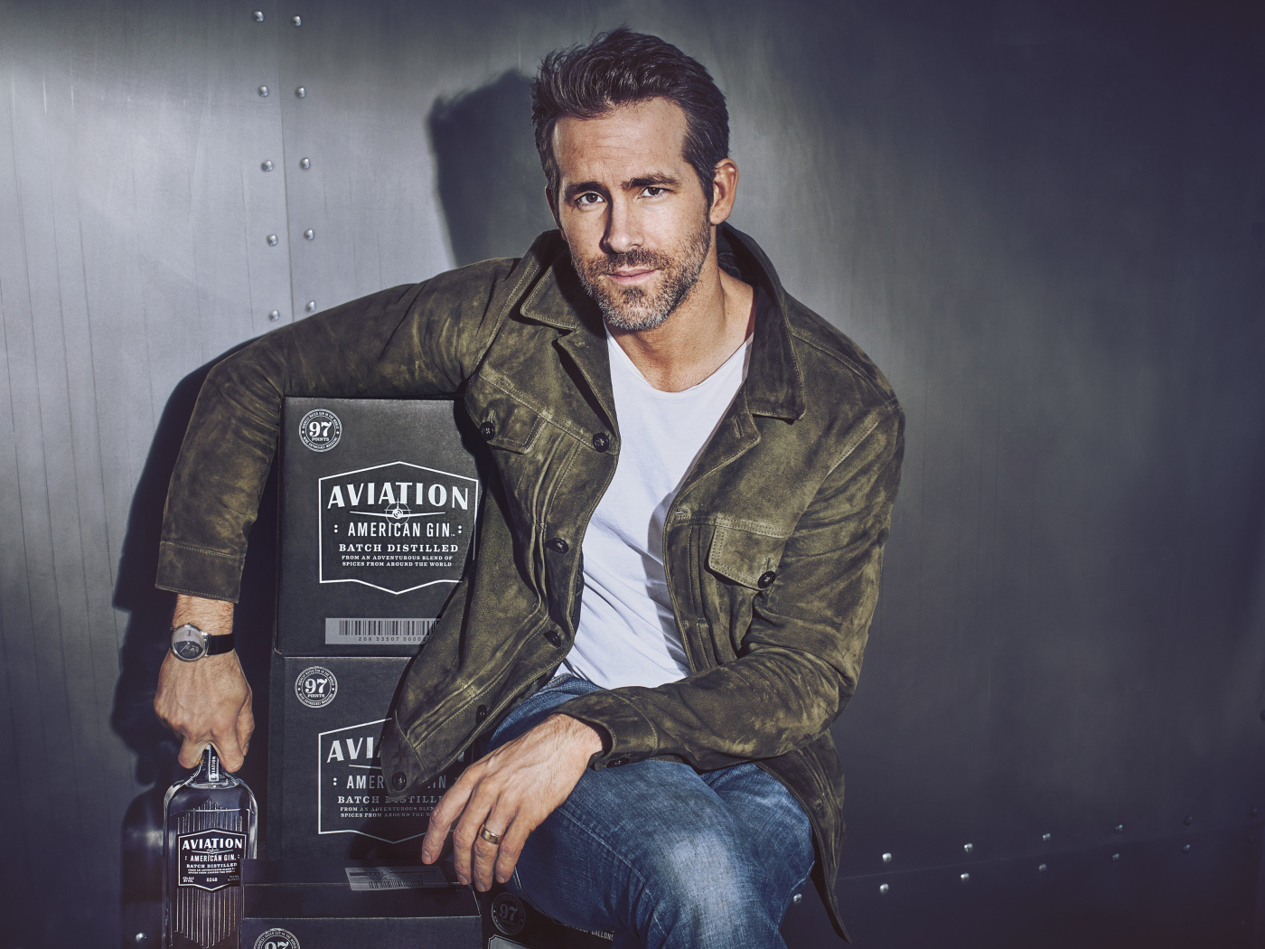 Актер  Райан Рейнольдс с бутылкой алкоголя в руке