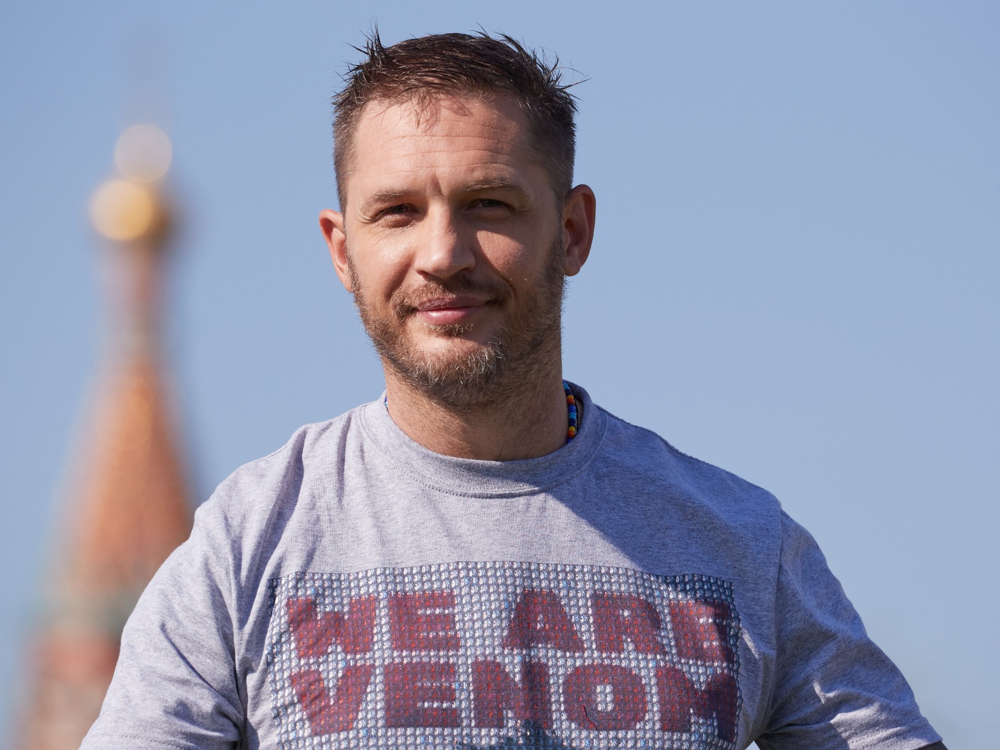 Актер Том Харди на голубом фоне